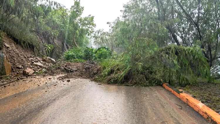 月世界景區山坡受連日豪雨土石崩落。翻攝畫面