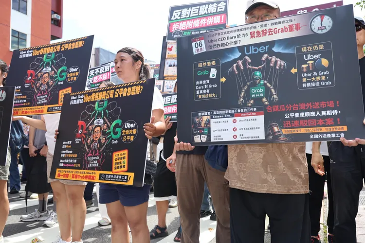 全國外送產業工會、台灣外送產業權益協進聯盟今再度號召成員赴公平會前陳情，提出四大訴求。莊宗達攝