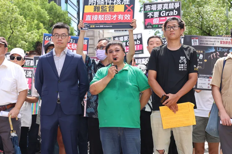 全國外送產業工會、台灣外送產業權益協進聯盟今再度號召成員赴公平會前陳情，提出四大訴求。莊宗達攝