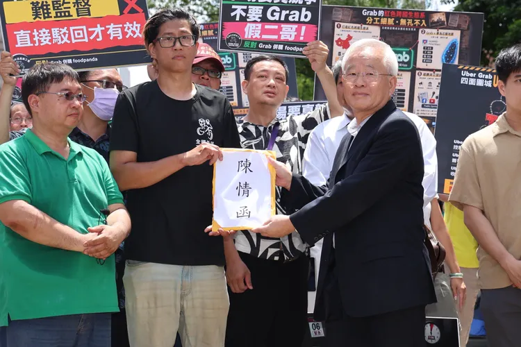 全國外送產業工會、台灣外送產業權益協進聯盟今再度號召成員赴公平會前陳情，最後公平會官員收下陳情函。莊宗達攝