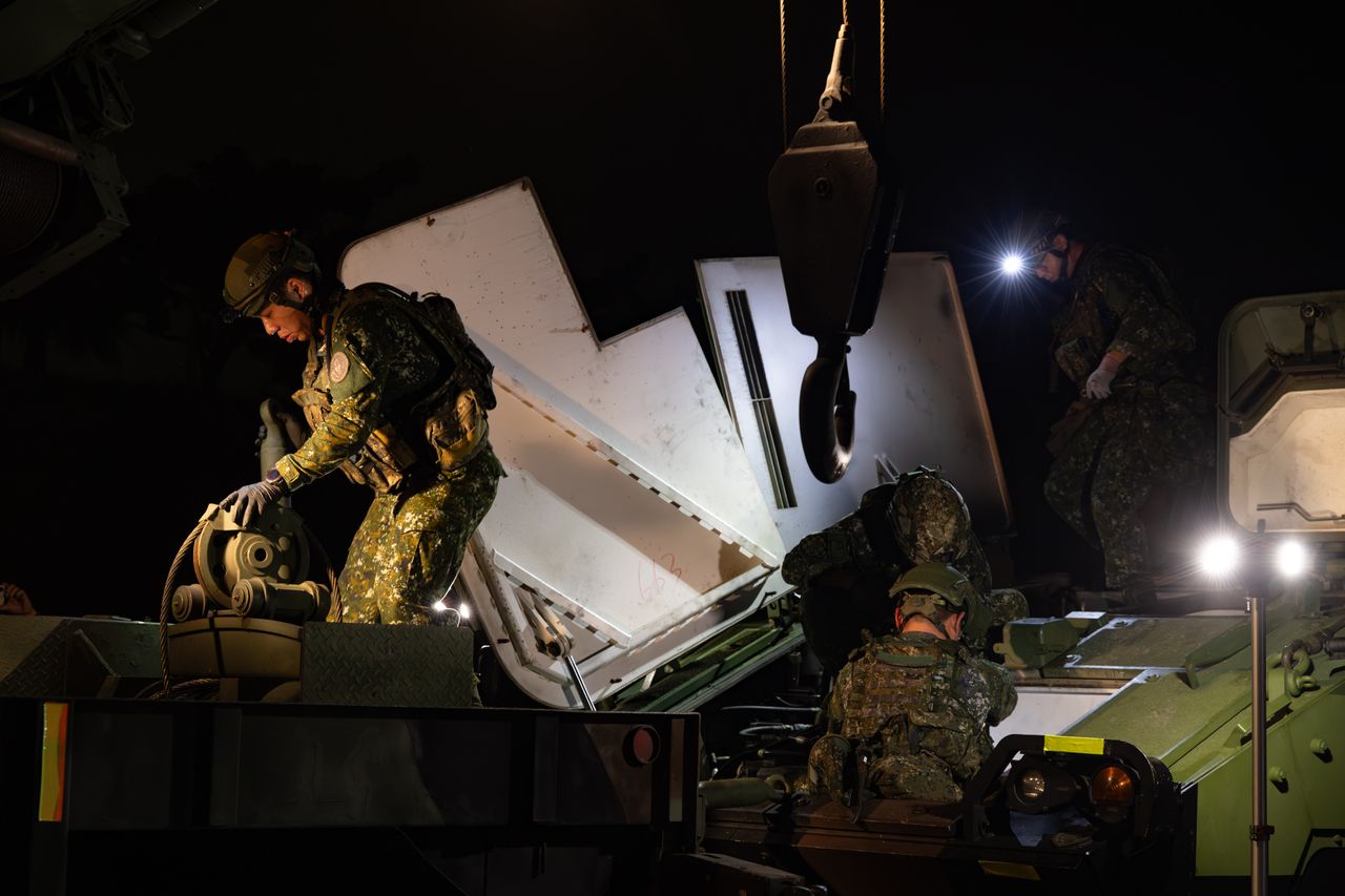 強化部隊持續作戰能力!第4作戰區敵火間隙夜間裝備搶修演練
