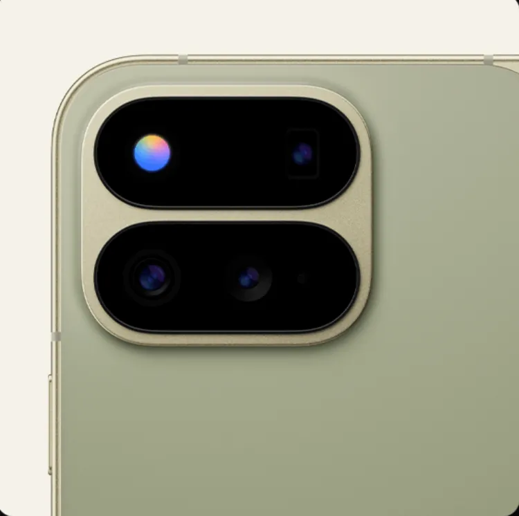 Pixel 11 Pro Fold背面相機模組重新調整配置，閃光燈與感測元件收進黑色玻璃區域，並加入可呈現彩色光效的Pixel Glow設計。翻攝Evan Blass