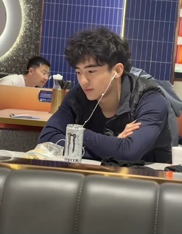 網友曾直擊Lucas，直讚復刻爸爸謝霆鋒的神顏。摘自微博