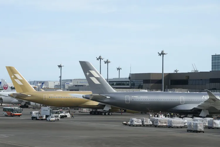 AIRSORAYAMA金銀雙機歷史性首聚東京成田機場。星宇航空提供