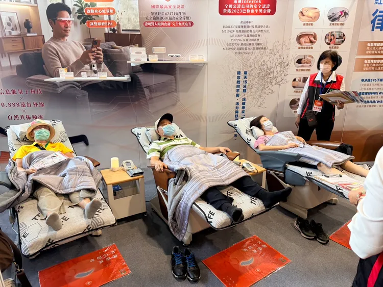 紅崴科技在台北世貿一館的「高齡健康博覽會中」，提供「信息能石墨烯清火通暢律動健康儀」與「信息能場鑽石光眼鏡」試用。業者提供