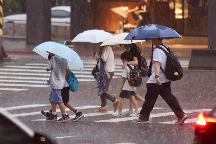 氣象粉專曝剛生成的紫檀颱風恐帶動未來3天豪大雨。示意圖，彭欣偉攝