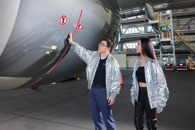董事長張國煒親自為Kōki,導覽。星宇航空提供