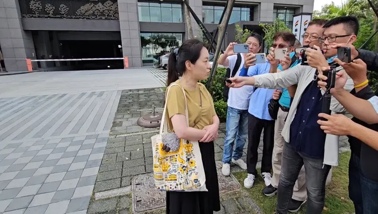 陳幸妤提到趙建銘出獄後神神秘秘，她提議兩人診所一起辦尾牙，後來才發現對方早就辦完。翻攝照片