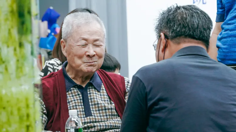 圖為2022年饒慶鈴一馬當先幾乎穩坐勝選寶座時，工作人員向父親饒穎奇恭賀情形。古和純攝