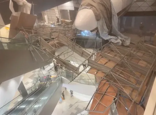 南港LaLaport親子館施工崩塌！天花板、鷹架突墜落揚塵　逛街婦遭波及