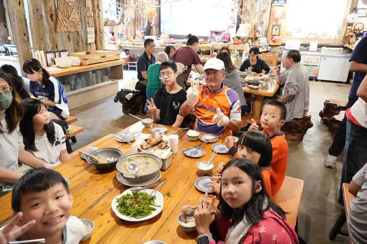 孩子們首站前往新化大坑農場，體驗採果樂，享用野菜料理，感受食農教育。西拉雅風管處提供