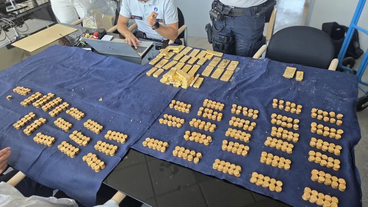 施工團隊翻修老屋時挖出的黃金。翻攝自Lokale Politie Dendermonde臉書