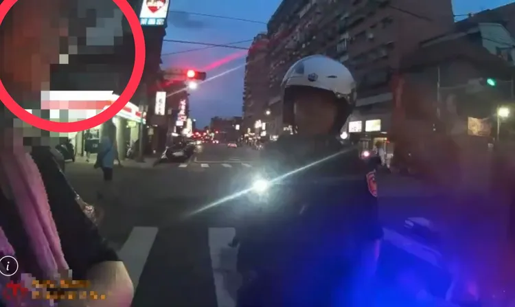 曾男強硬拒絕毒篩，眼看可能被捕，竟情緒失控用頭撞地面企圖輕生。翻攝畫面