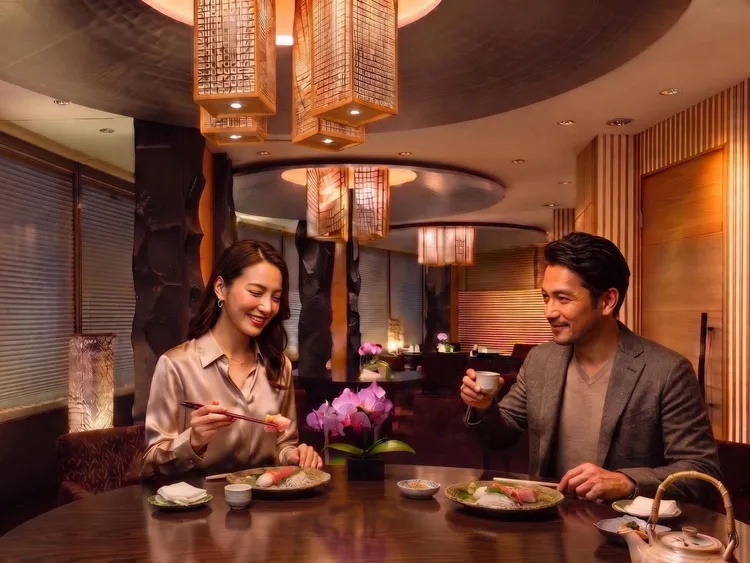 「ibuki日本料理」精緻優雅的七道式專屬套餐，用頂級海陸美味收服愛侶的胃。台北遠東香格里拉提供