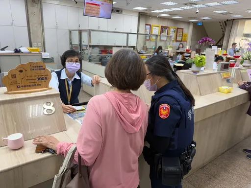 免費史努比吊飾釣魚詐騙！婦險匯200萬　行員驚覺有異急報警聯手攔阻