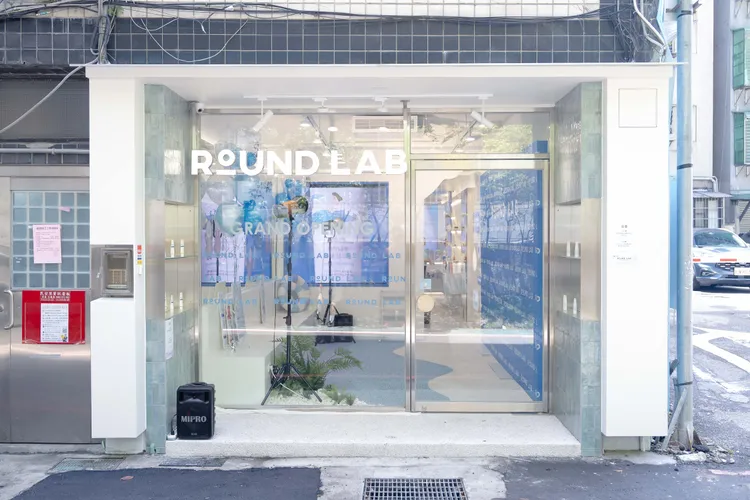韓國極簡護膚品牌ROUND LAB，選在台北中山商圈，開設亞洲首間旗艦店。品牌提供