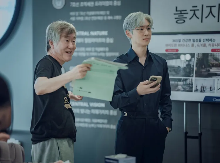 安畔錫（左）去年推出李帝勳主演的《協商的技術》。翻攝JTBC
