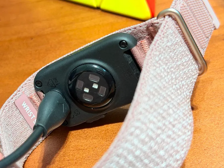 CIRQA透過機身背面的光學感測器追蹤健康數據，並採用Garmin專用充電線，官方標示電池續航最長可達10天。趙筱文攝