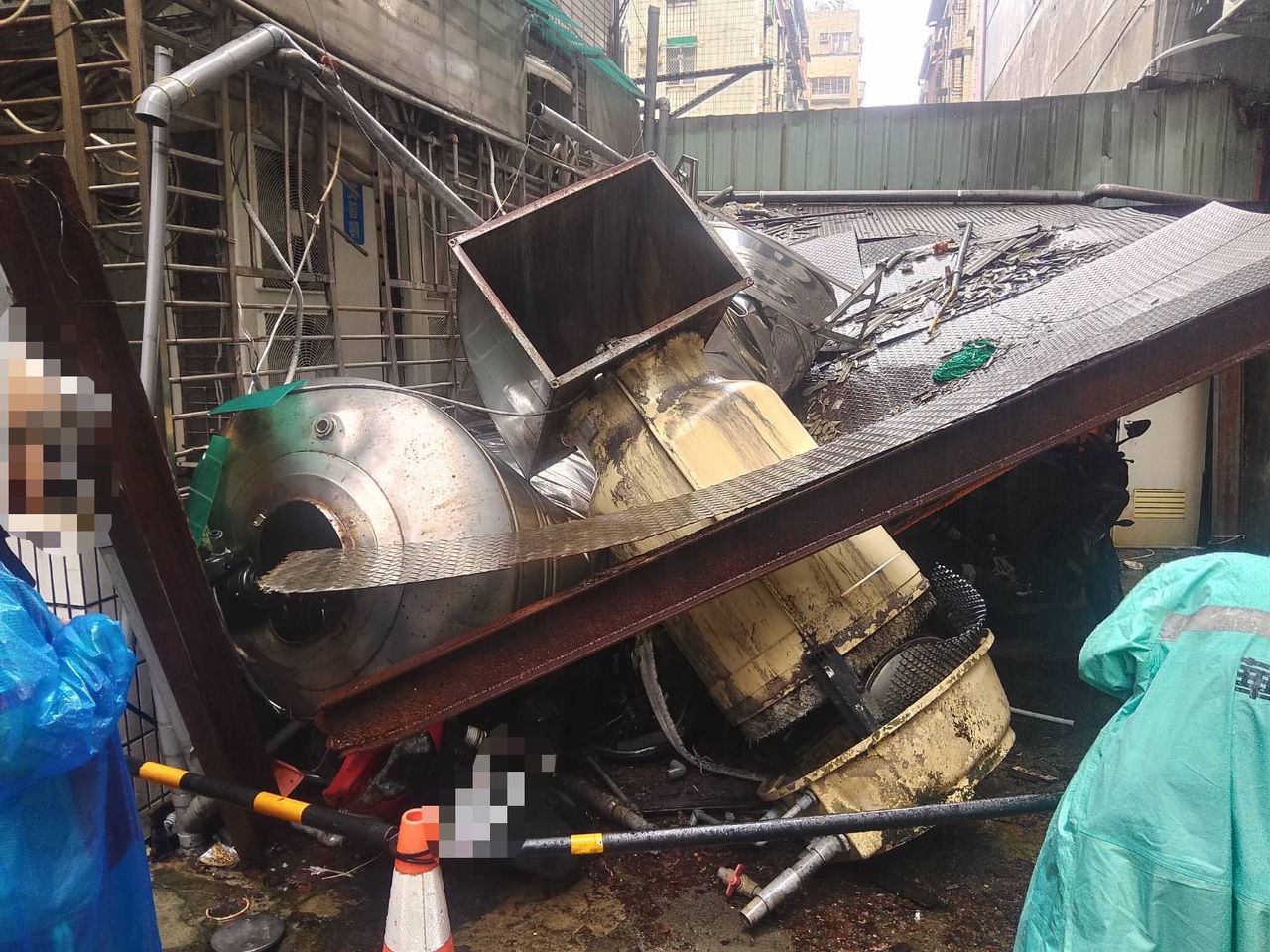 轟一聲!雨遮水塔突掉落 砸毀新北多輛車