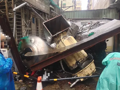 「轟！」雨遮、水塔突掉落　白海豚強風襲蘆洲砸毀多車