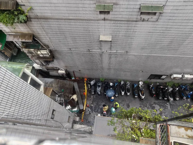 倒塌雨遮位於兩棟建物之間，「峽谷效應」造成的風切疑為釀禍主因。翻攝畫面