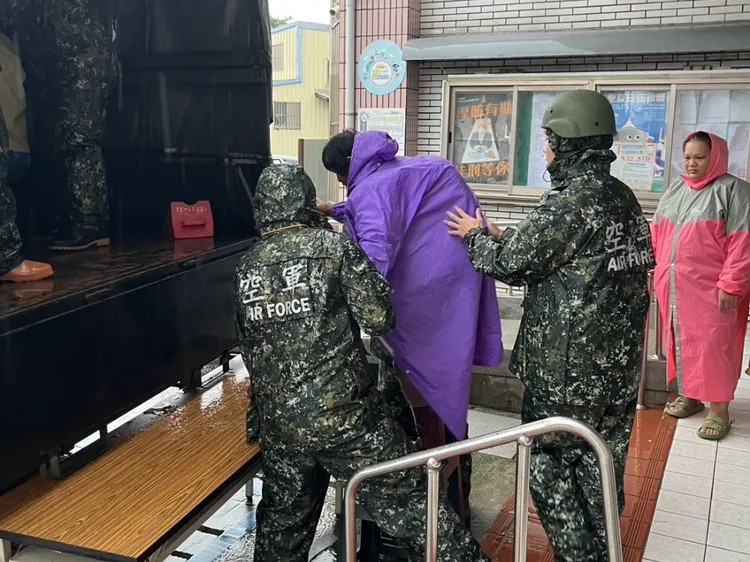 第四作戰區24日各級部隊已完成災防待命兵力1072員，各式車輛機具及救災裝備整備。翻攝畫面