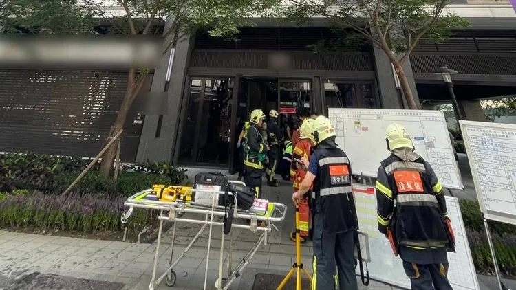 2名男子嗆傷表示不需送醫。翻攝畫面