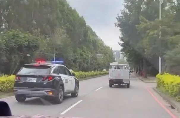警員開車攔截。翻攝畫面