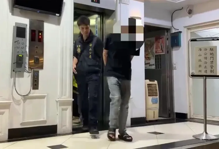 魏男日前前往愛莉莎莎母親板橋住處打掃，監視器遠端畫面被發現他打開抽屜等可疑動作，報警當場逮捕現行犯。翻攝畫面