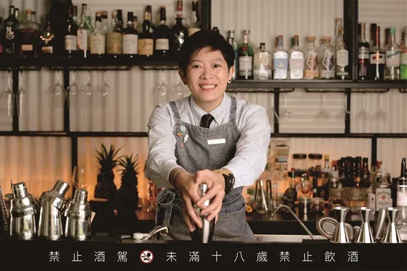 Lounge Vino首席調酒師 Amber把哈根達斯72%比利時巧克力冰淇淋，變成一場居家風味實驗樂章。業者提供