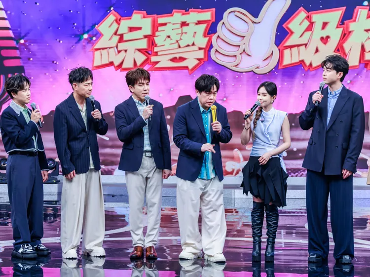 康康（右三）「內定」杜忻恬（右二），想看李子森（右一）吃醋。中視提供
