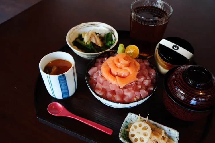 米崙與北町丼飯屋8/19至8/25推出「七夕限定套餐」，厚切鮭魚捲成玫瑰花造型，兼具視覺與美味。雲朗觀光提供