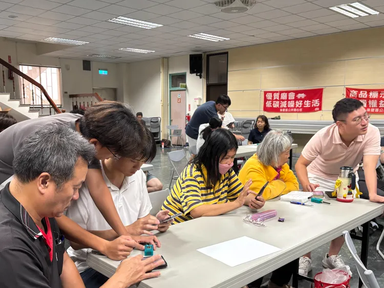 參與者實際操作程式安裝、設備連線、頻道設定、訊息發送等技能。台南市府提供