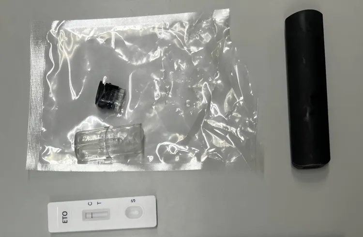 警方查扣肇逃駕駛所遺留毒煙彈及煙桿。翻攝畫面