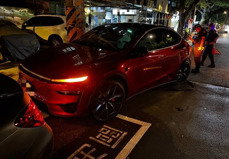遭撞特斯拉。翻攝畫面