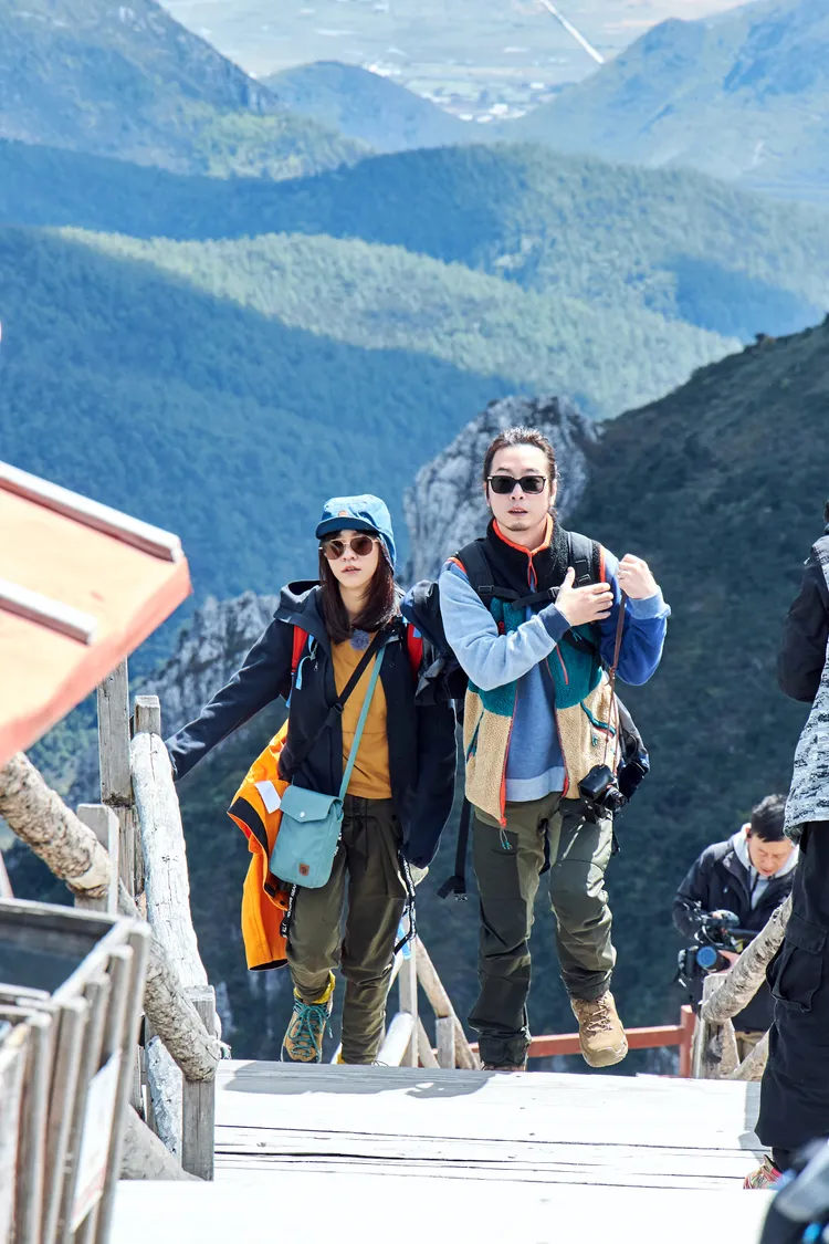 陳意涵（左）與老公許富翔赴香格里拉旅遊。虎鐵健身 X 器械皮拉提斯提供