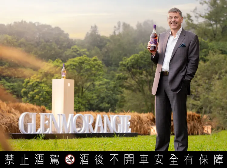 格蘭傑總製酒師比爾．梁思敦博士以多次造訪台灣時與好友品嚐高山茶的深刻記憶為靈感，傾心創作出一款兼具在地情誼與極致木桶工藝的尊榮致敬之作。業者提供