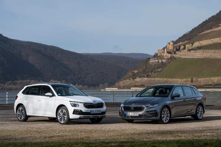 Škoda Kamiq（左）與Scala（右）攜手Fabia及Karoq率先完成2027年式轉換，與歐洲同步生產的全新車源已陸續抵台交付，售價維持不變。業者提供