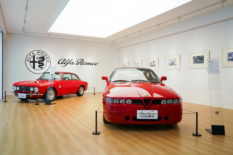 新店開幕同步推出Alfa Romeo品牌及經典車款特展，讓汽車售後服務場域不只是保養維修，也融入品牌、車款與生活體驗，展現複合式店型的新樣貌。業者提供