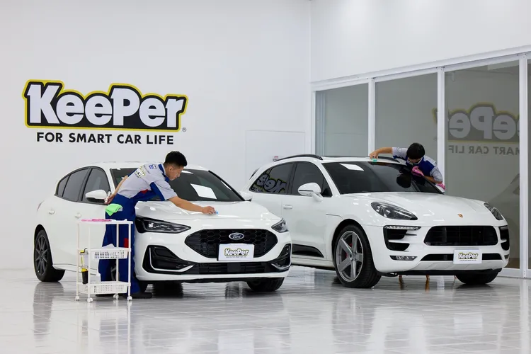 新竹經國店整合 KeePer PRO SHOP、米其林馳加輪胎及捷匠PDR 微鈑金服務，從車漆美容、定期保養到輪胎與輕微鈑金修復，滿足車主多元售後需求。業者提供