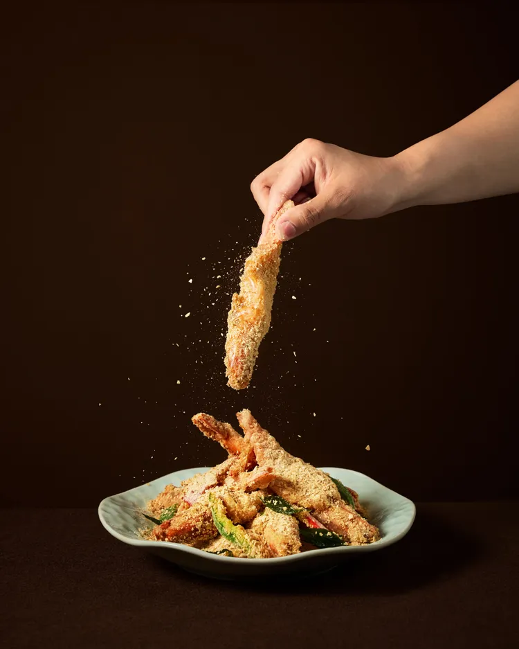 皇朝麥片蝦(658元)特別使用肉質緊實的台東生態蝦，裹上奶香濃郁、飄散咖哩葉清香的細緻麥片，愈吃愈順口。業者提供