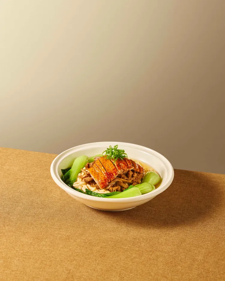 以港式上湯烹煮豆乾絲、鴨絲和蔥絲，湯鮮味美卻不厚重，是一鴨三吃推薦的吃法之一。業者提供