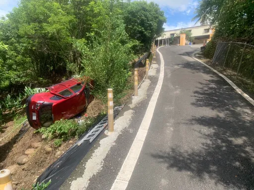 操作失控倒滑翻覆！車技欠佳2人受傷送醫　一酒測就GG了