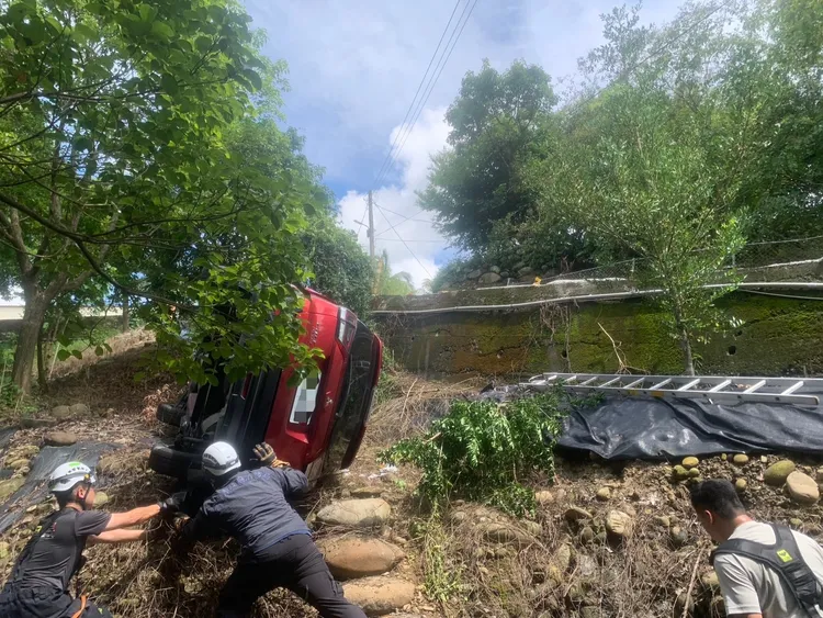 黃男酒駕操作失控，車輛倒滑撞斷路旁回復式導桿後翻覆。翻攝畫面