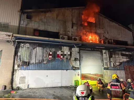 新莊鐵皮工廠深夜全面燃燒　1人失聯疑受困火場...上百警消灌救1人傷