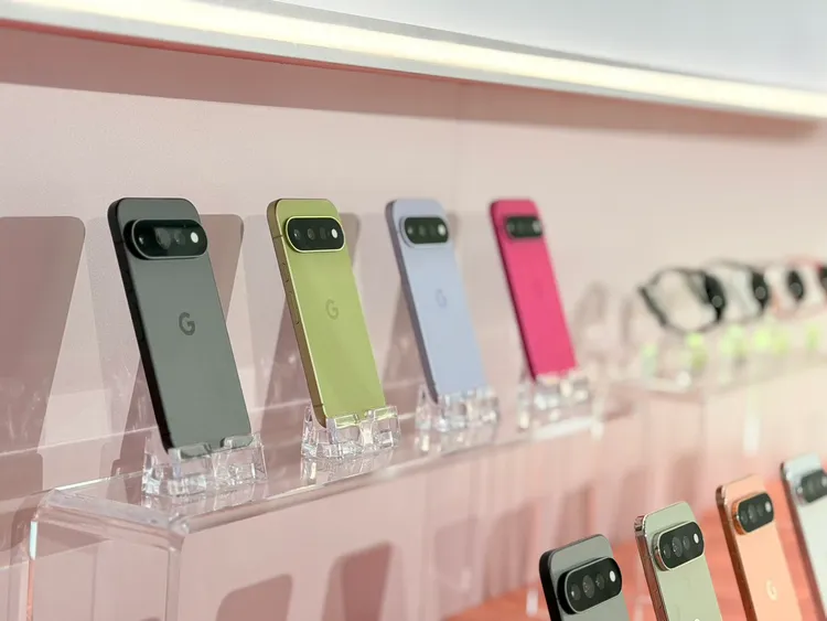 Pixel 11共有冰霜紫、木槿桃、開心果綠及曜石黑4色。趙筱文攝