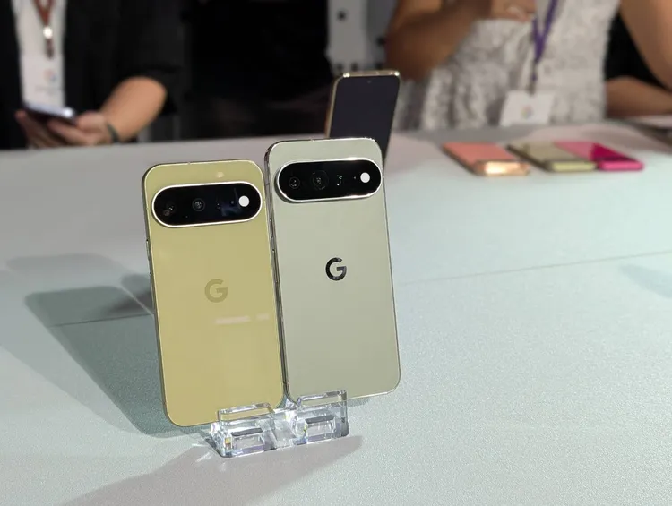 Pixel 11的開心果綠（左）與Pixel 11 Pro的橄欖綠（右）。趙筱文攝