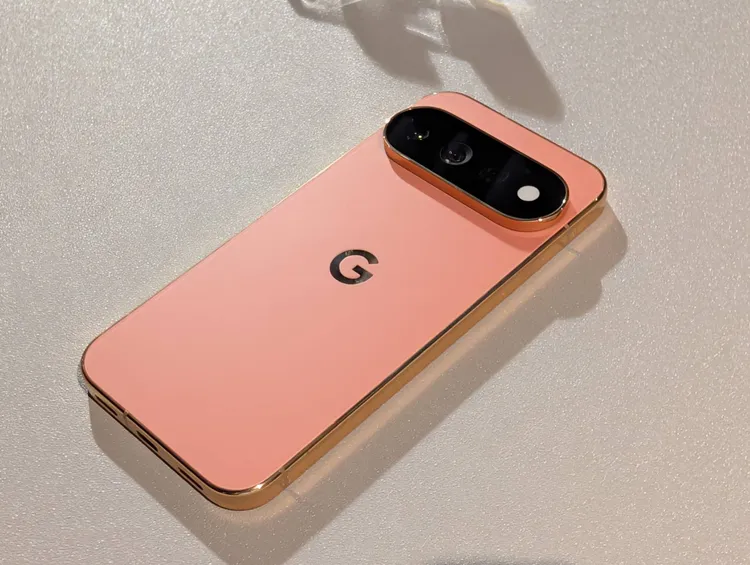 Pixel 11 Pro的砂岩粉看起來偏向粉嫩橘色。趙筱文攝