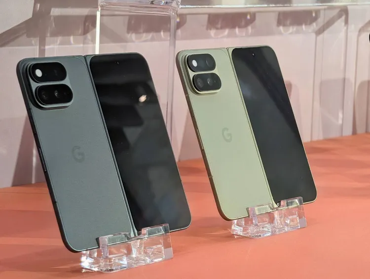 Pixel 11 Pro Fold機身使用與手機同色系，不過轉軸處則是銀色。趙筱文攝