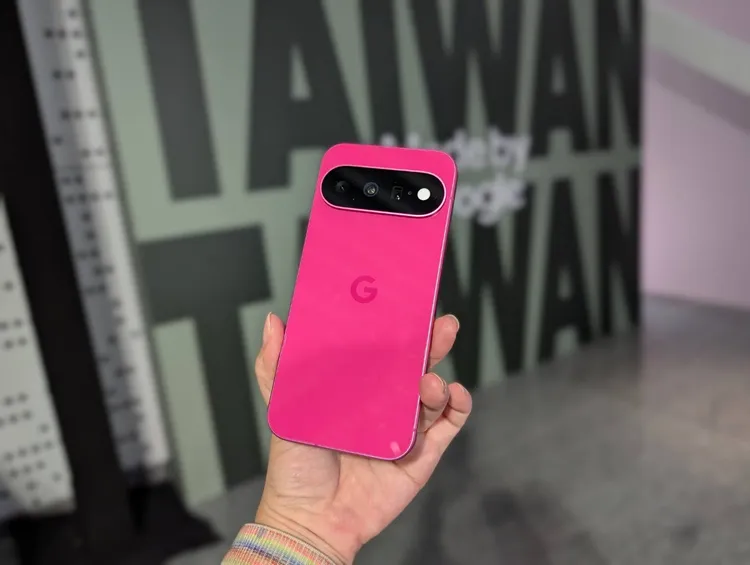 Pixel 11的木槿桃色顏色相當的吸睛，配上玻璃材質背蓋，格外亮眼。趙筱文攝